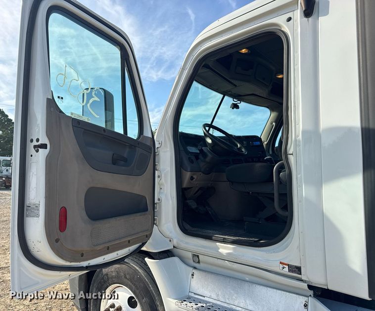 image for item EN4632 2014 Freightliner Cascadia 113 semi truck