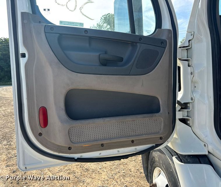 image for item EN4632 2014 Freightliner Cascadia 113 semi truck