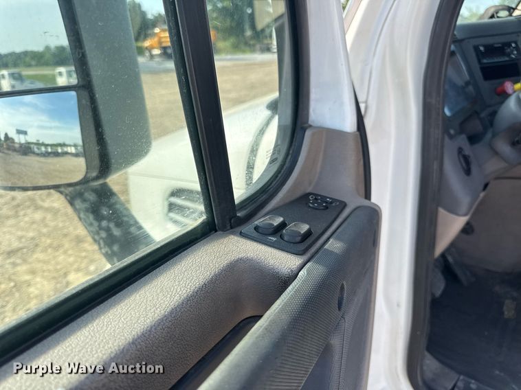 image for item EN4632 2014 Freightliner Cascadia 113 semi truck