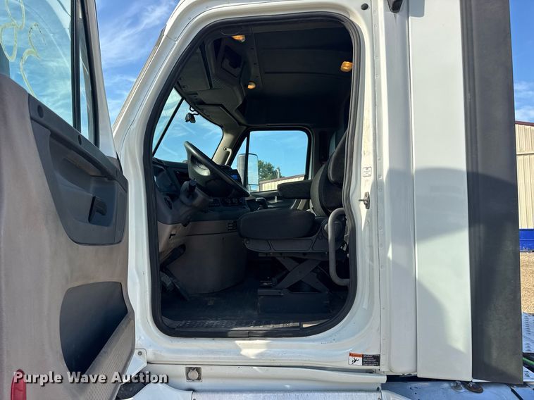 image for item EN4632 2014 Freightliner Cascadia 113 semi truck