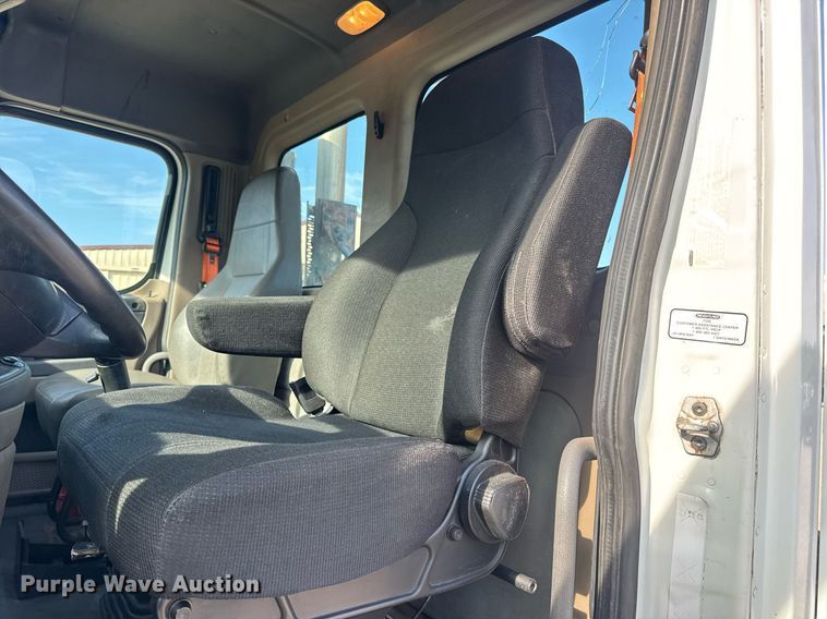 image for item EN4632 2014 Freightliner Cascadia 113 semi truck