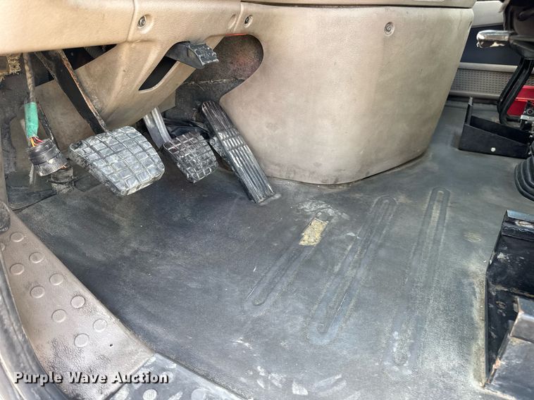 image for item EN4632 2014 Freightliner Cascadia 113 semi truck