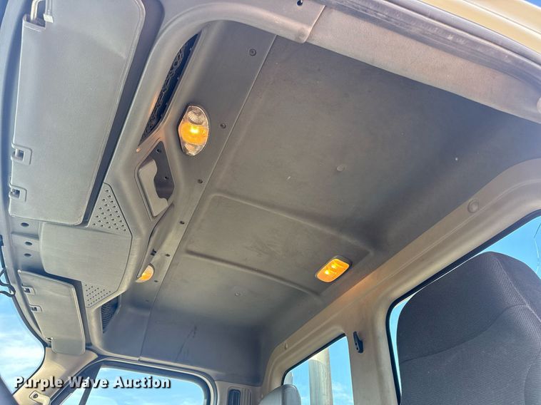 image for item EN4632 2014 Freightliner Cascadia 113 semi truck