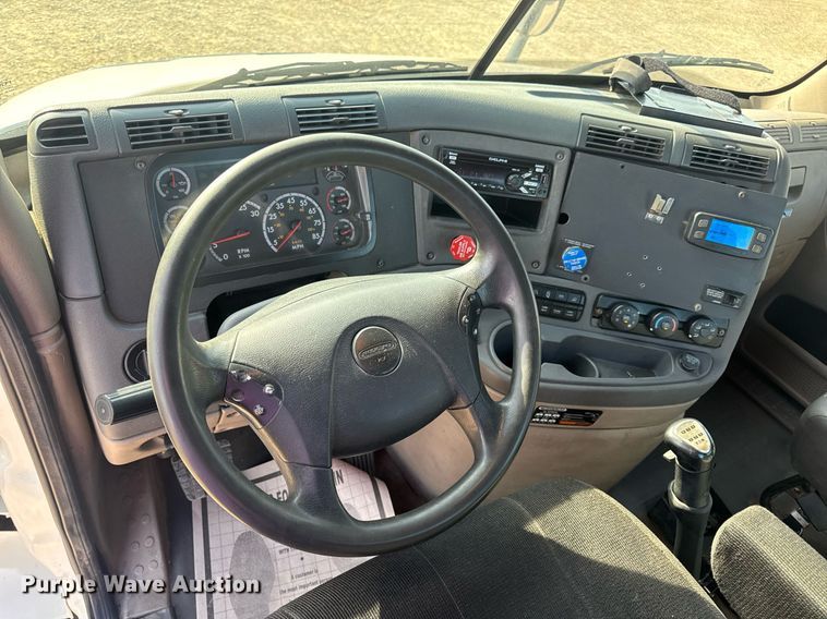 image for item EN4632 2014 Freightliner Cascadia 113 semi truck