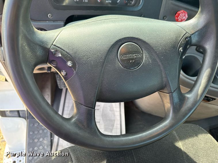 image for item EN4632 2014 Freightliner Cascadia 113 semi truck