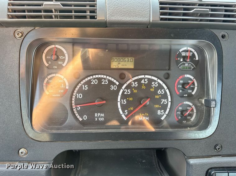 image for item EN4632 2014 Freightliner Cascadia 113 semi truck