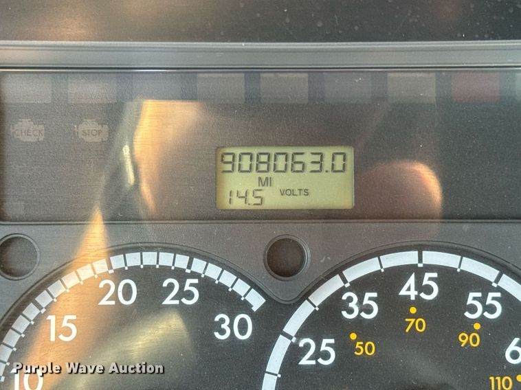 image for item EN4632 2014 Freightliner Cascadia 113 semi truck