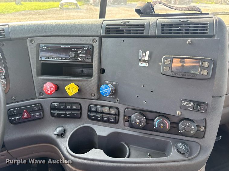 image for item EN4632 2014 Freightliner Cascadia 113 semi truck