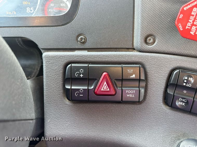 image for item EN4632 2014 Freightliner Cascadia 113 semi truck