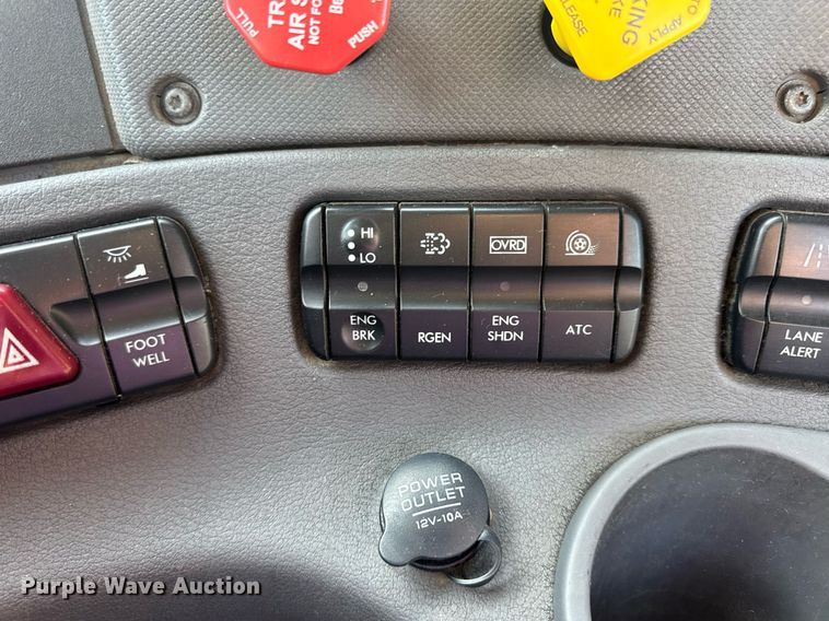 image for item EN4632 2014 Freightliner Cascadia 113 semi truck