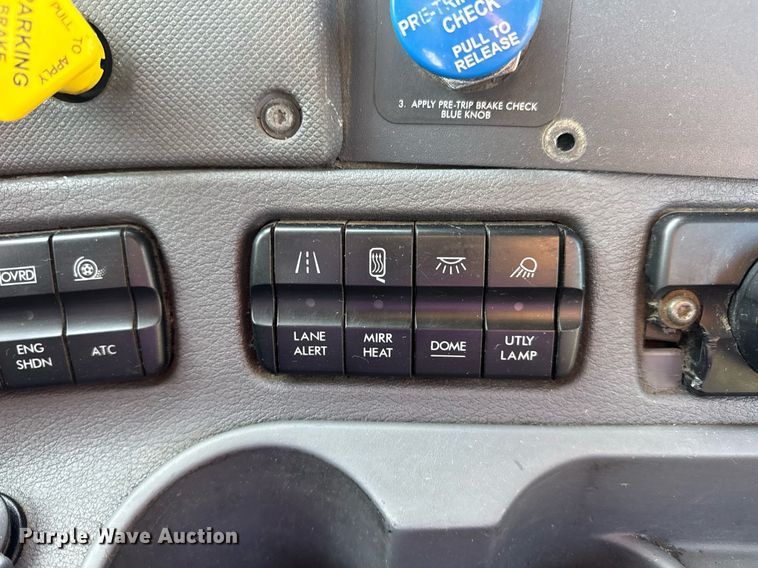 image for item EN4632 2014 Freightliner Cascadia 113 semi truck