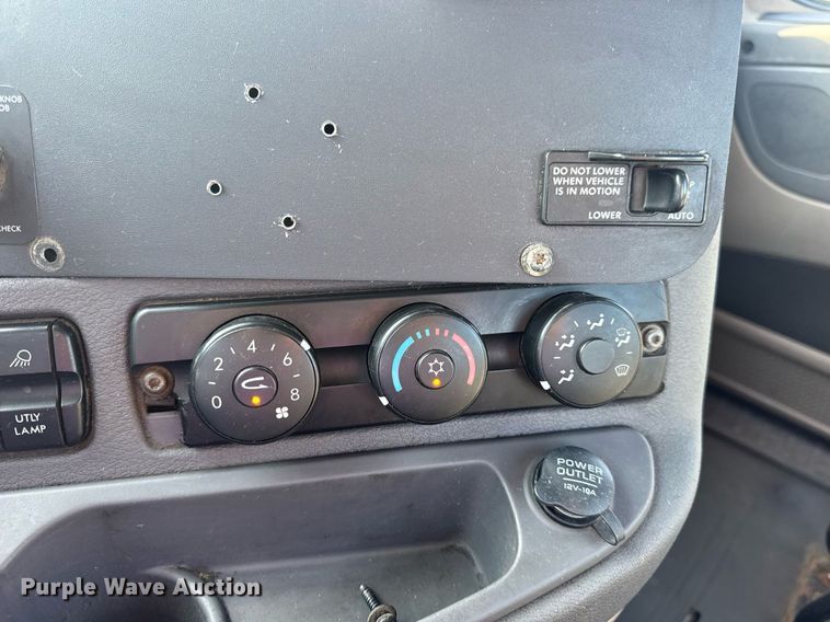 image for item EN4632 2014 Freightliner Cascadia 113 semi truck