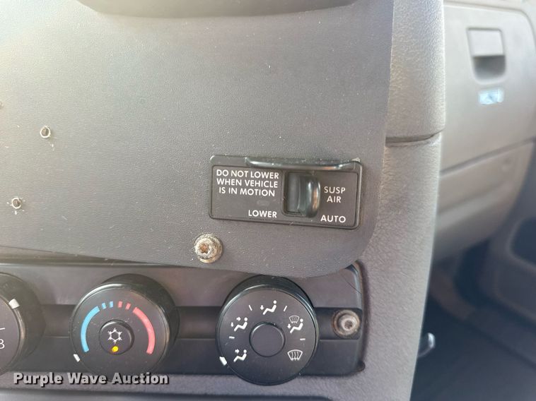 image for item EN4632 2014 Freightliner Cascadia 113 semi truck