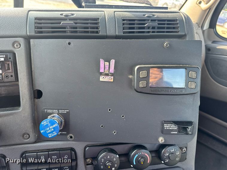 image for item EN4632 2014 Freightliner Cascadia 113 semi truck