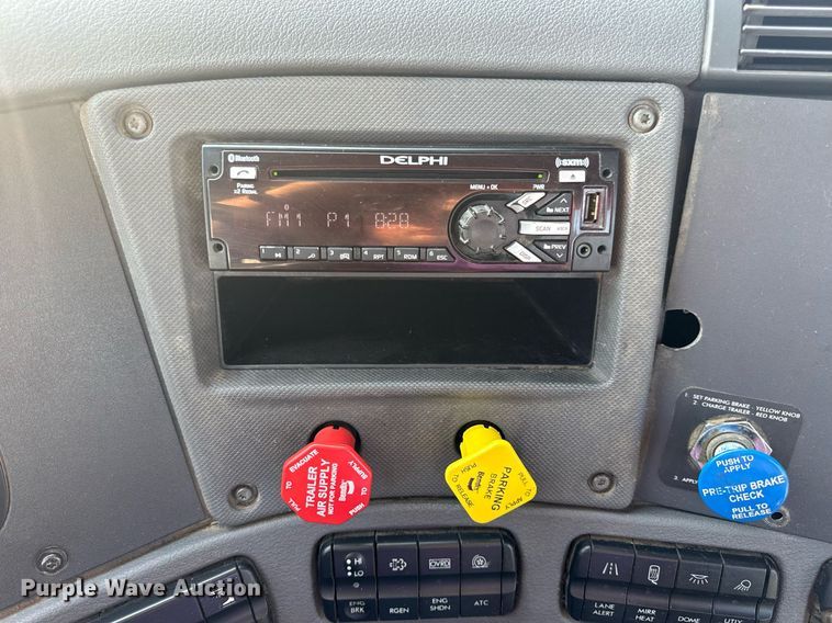 image for item EN4632 2014 Freightliner Cascadia 113 semi truck