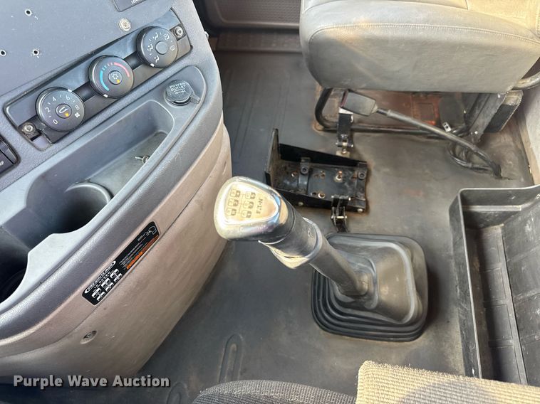 image for item EN4632 2014 Freightliner Cascadia 113 semi truck