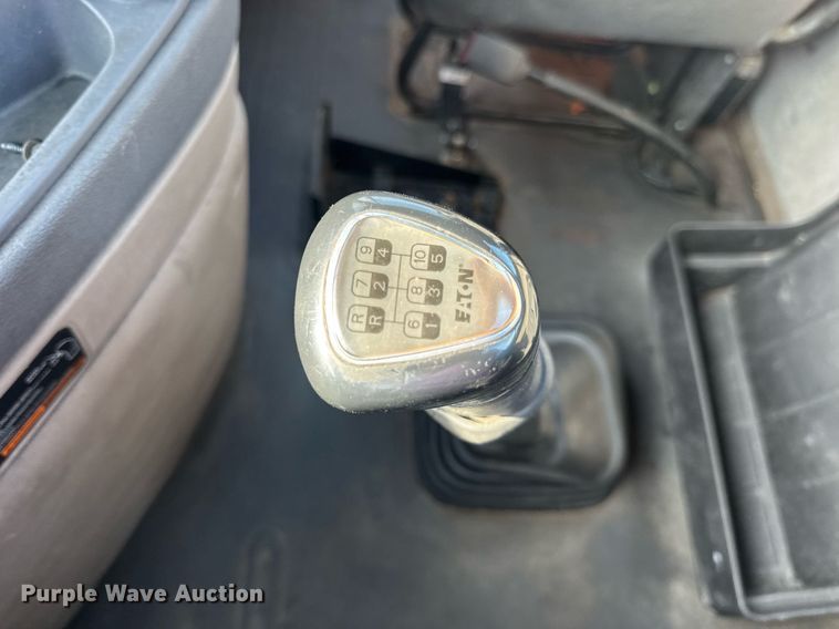 image for item EN4632 2014 Freightliner Cascadia 113 semi truck