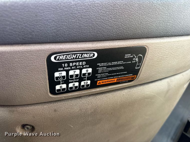 image for item EN4632 2014 Freightliner Cascadia 113 semi truck