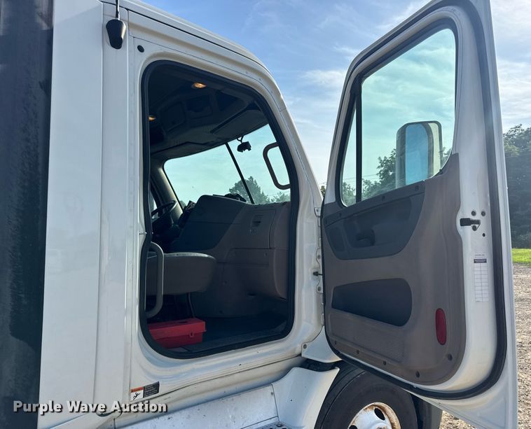 image for item EN4632 2014 Freightliner Cascadia 113 semi truck