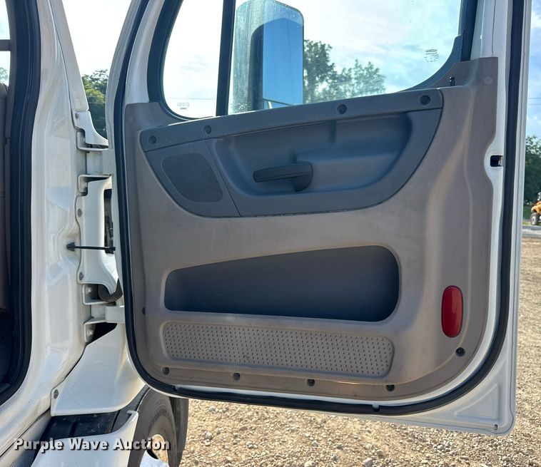 image for item EN4632 2014 Freightliner Cascadia 113 semi truck