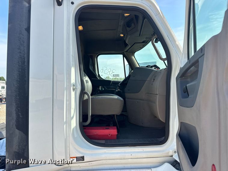 image for item EN4632 2014 Freightliner Cascadia 113 semi truck