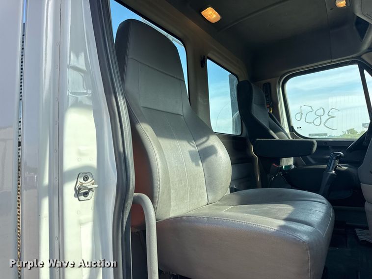 image for item EN4632 2014 Freightliner Cascadia 113 semi truck