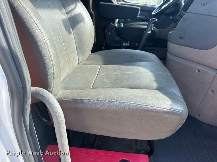 image for item EN4632 2014 Freightliner Cascadia 113 semi truck