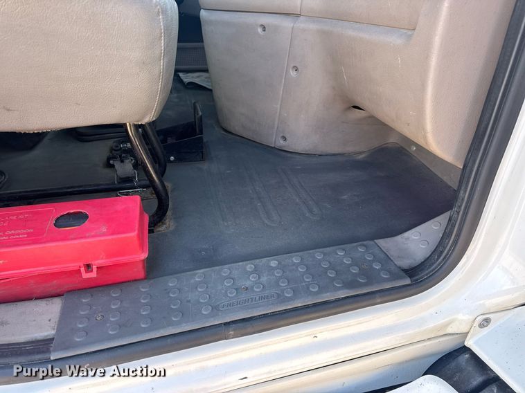 image for item EN4632 2014 Freightliner Cascadia 113 semi truck