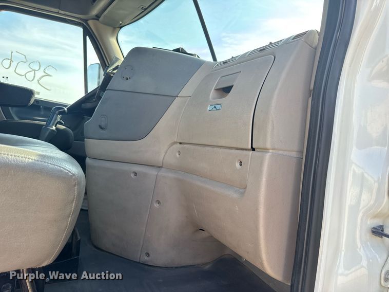 image for item EN4632 2014 Freightliner Cascadia 113 semi truck