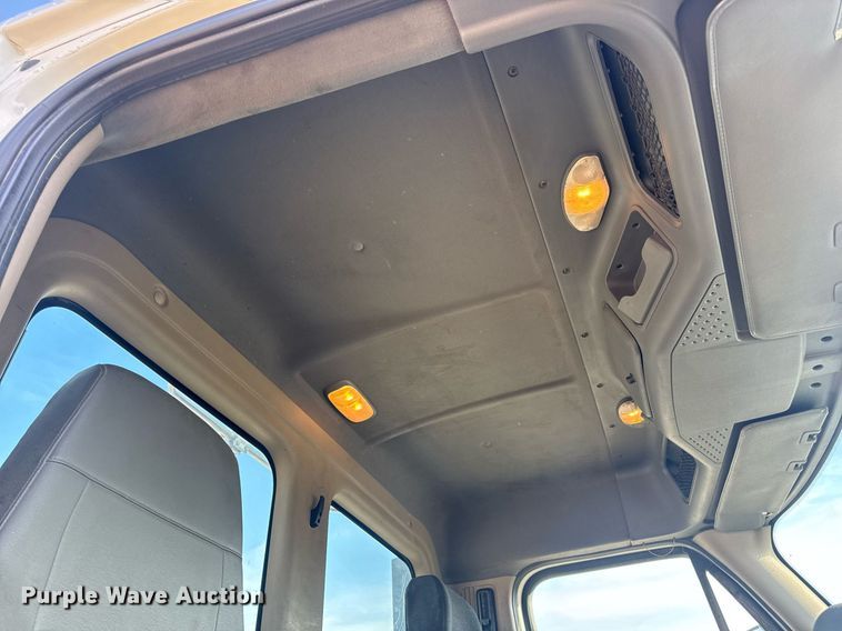 image for item EN4632 2014 Freightliner Cascadia 113 semi truck