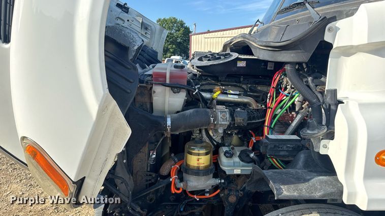 image for item EN4632 2014 Freightliner Cascadia 113 semi truck