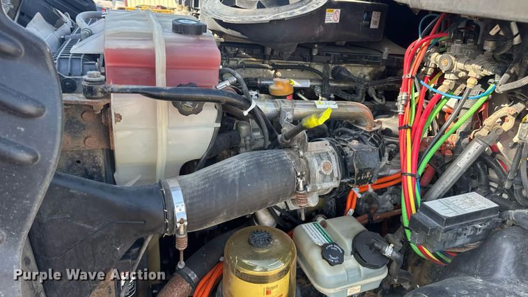 image for item EN4632 2014 Freightliner Cascadia 113 semi truck