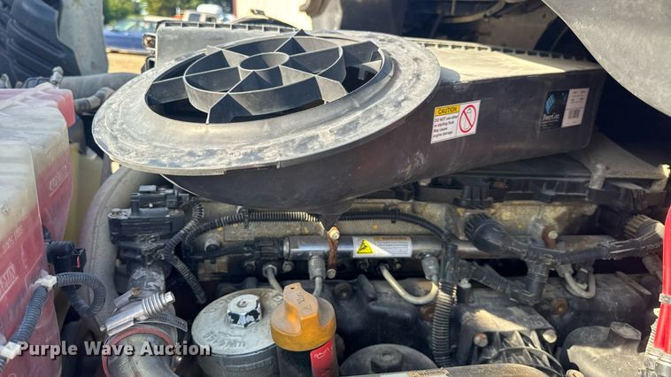 image for item EN4632 2014 Freightliner Cascadia 113 semi truck