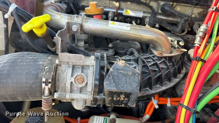 image for item EN4632 2014 Freightliner Cascadia 113 semi truck