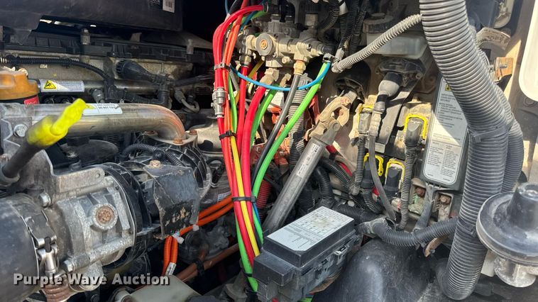 image for item EN4632 2014 Freightliner Cascadia 113 semi truck