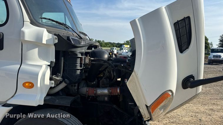 image for item EN4632 2014 Freightliner Cascadia 113 semi truck