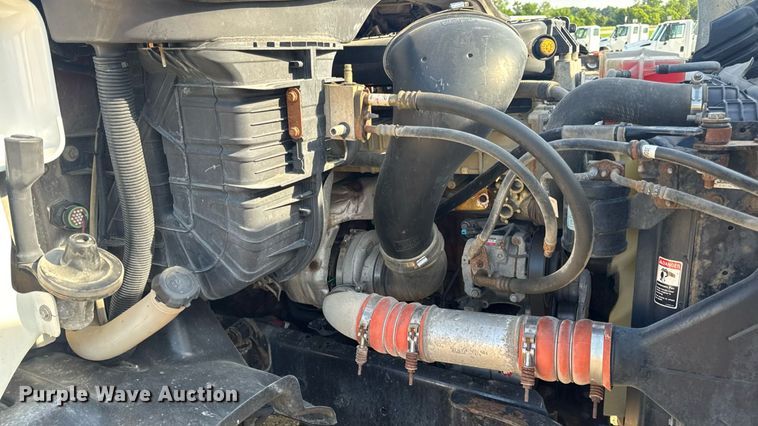 image for item EN4632 2014 Freightliner Cascadia 113 semi truck