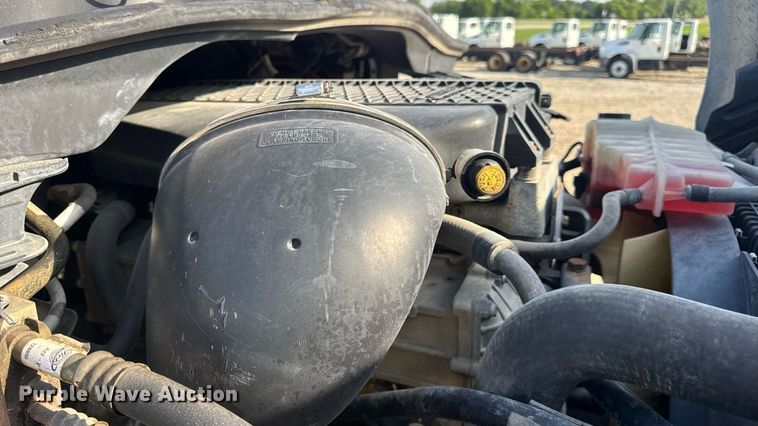 image for item EN4632 2014 Freightliner Cascadia 113 semi truck