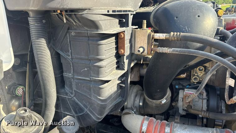 image for item EN4632 2014 Freightliner Cascadia 113 semi truck