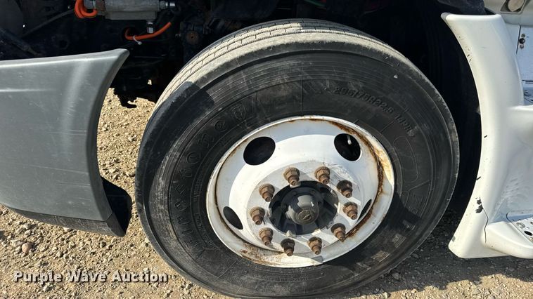 image for item EN4632 2014 Freightliner Cascadia 113 semi truck