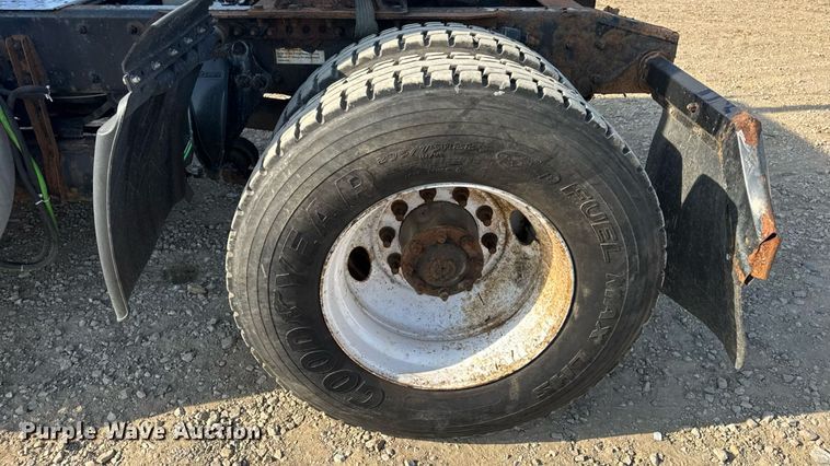 image for item EN4632 2014 Freightliner Cascadia 113 semi truck