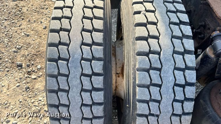 image for item EN4632 2014 Freightliner Cascadia 113 semi truck