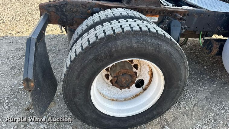 image for item EN4632 2014 Freightliner Cascadia 113 semi truck