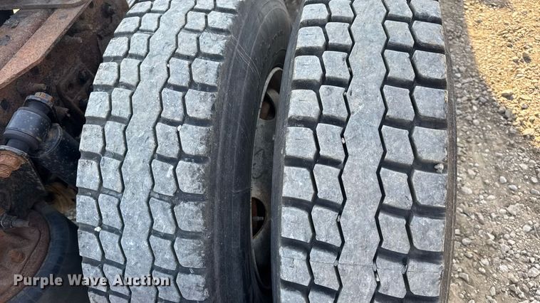 image for item EN4632 2014 Freightliner Cascadia 113 semi truck