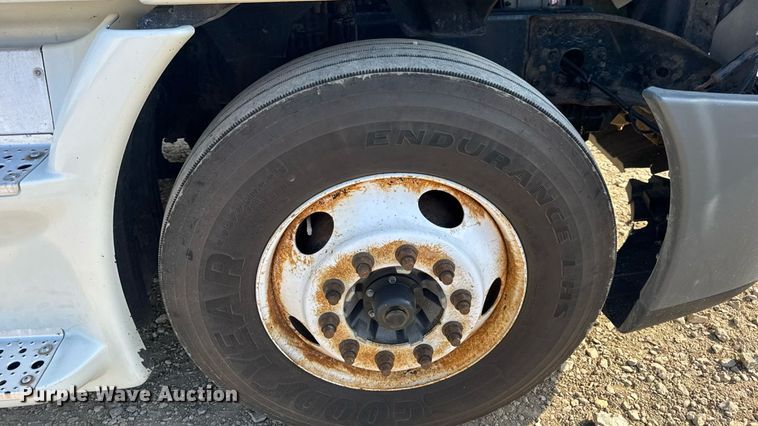 image for item EN4632 2014 Freightliner Cascadia 113 semi truck