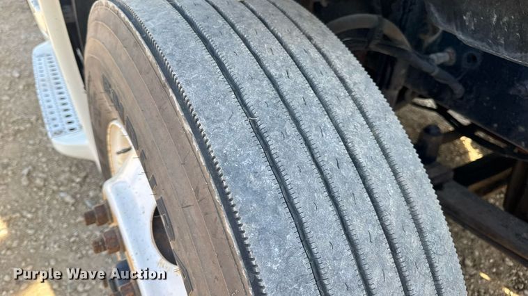 image for item EN4632 2014 Freightliner Cascadia 113 semi truck