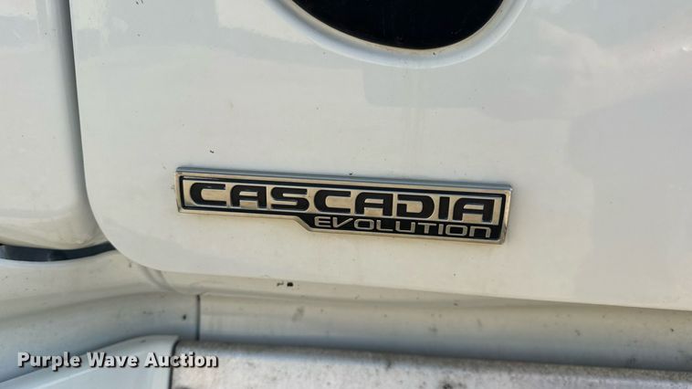 image for item EN4632 2014 Freightliner Cascadia 113 semi truck