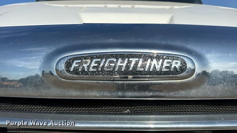 image for item EN4632 2014 Freightliner Cascadia 113 semi truck