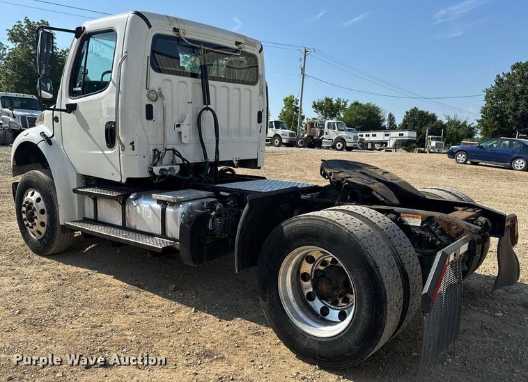 image for item EN4633 2014 Freightliner Business Class M2 semi truck