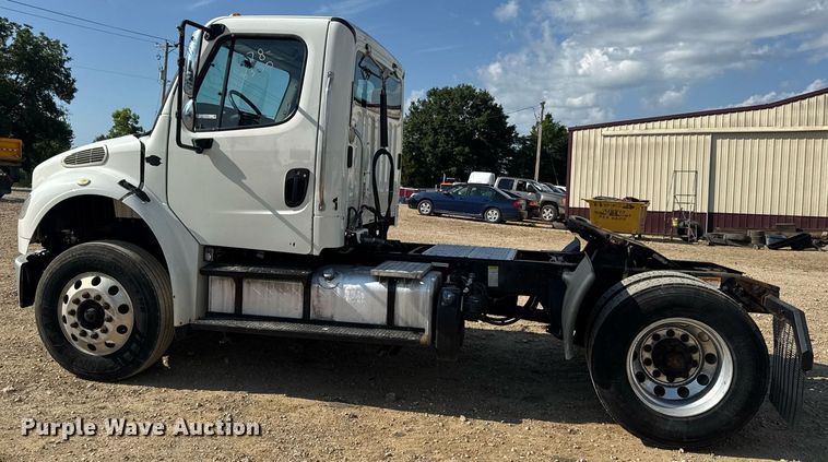 image for item EN4633 2014 Freightliner Business Class M2 semi truck